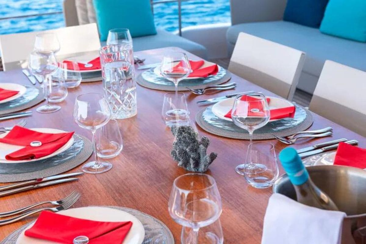 Yacht Acqua Ferretti Charter