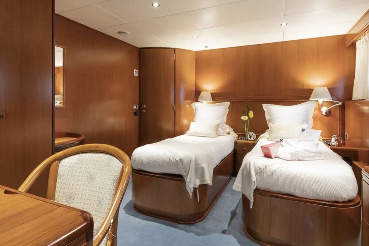 Yacht Alcor