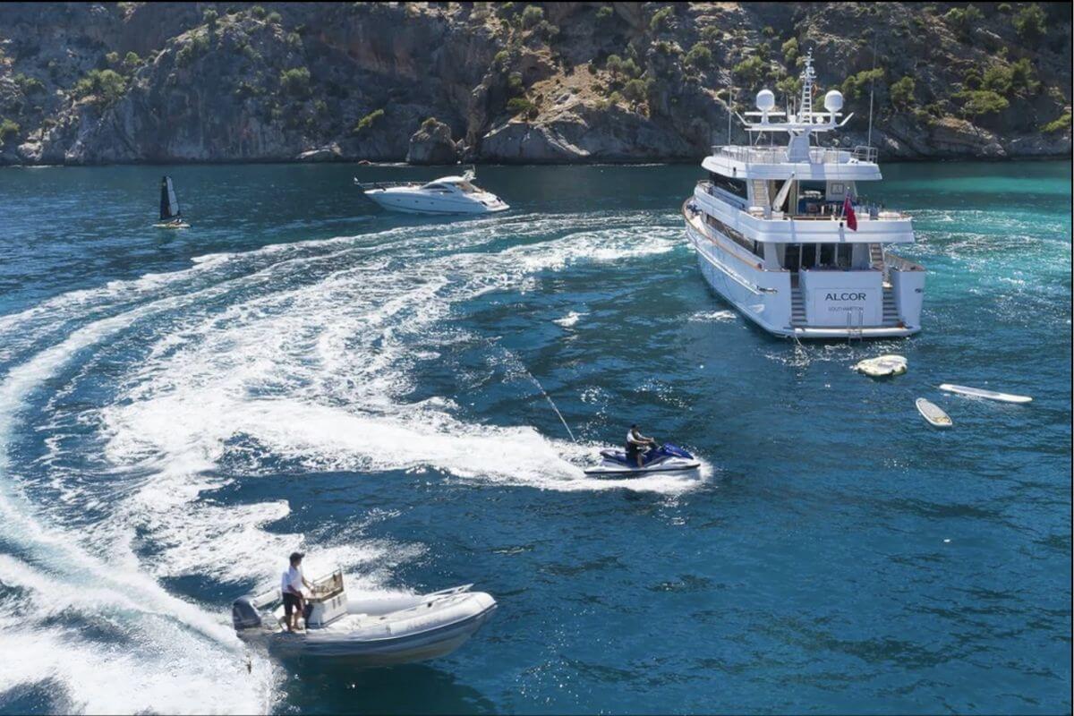 Yacht Alcor