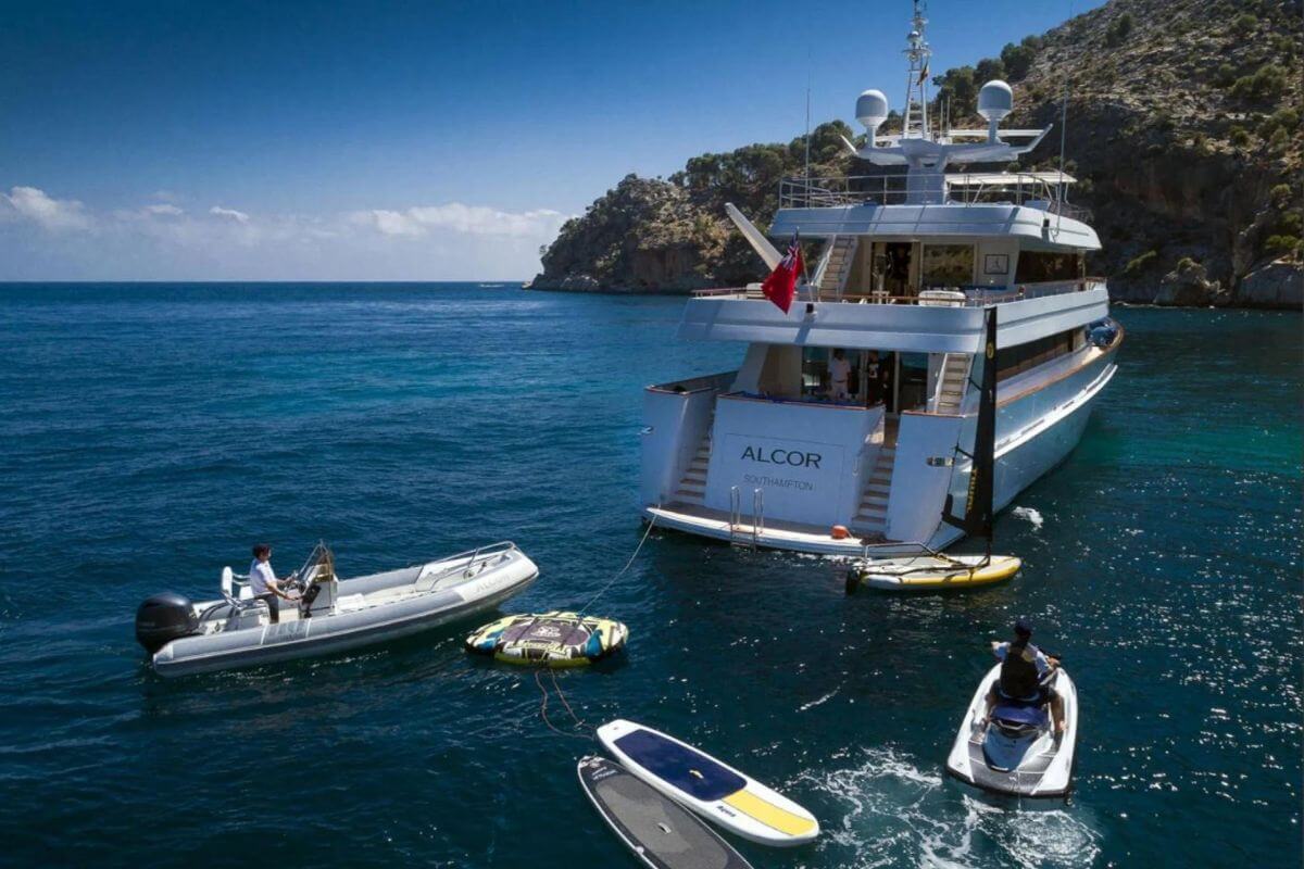 Yacht Alcor