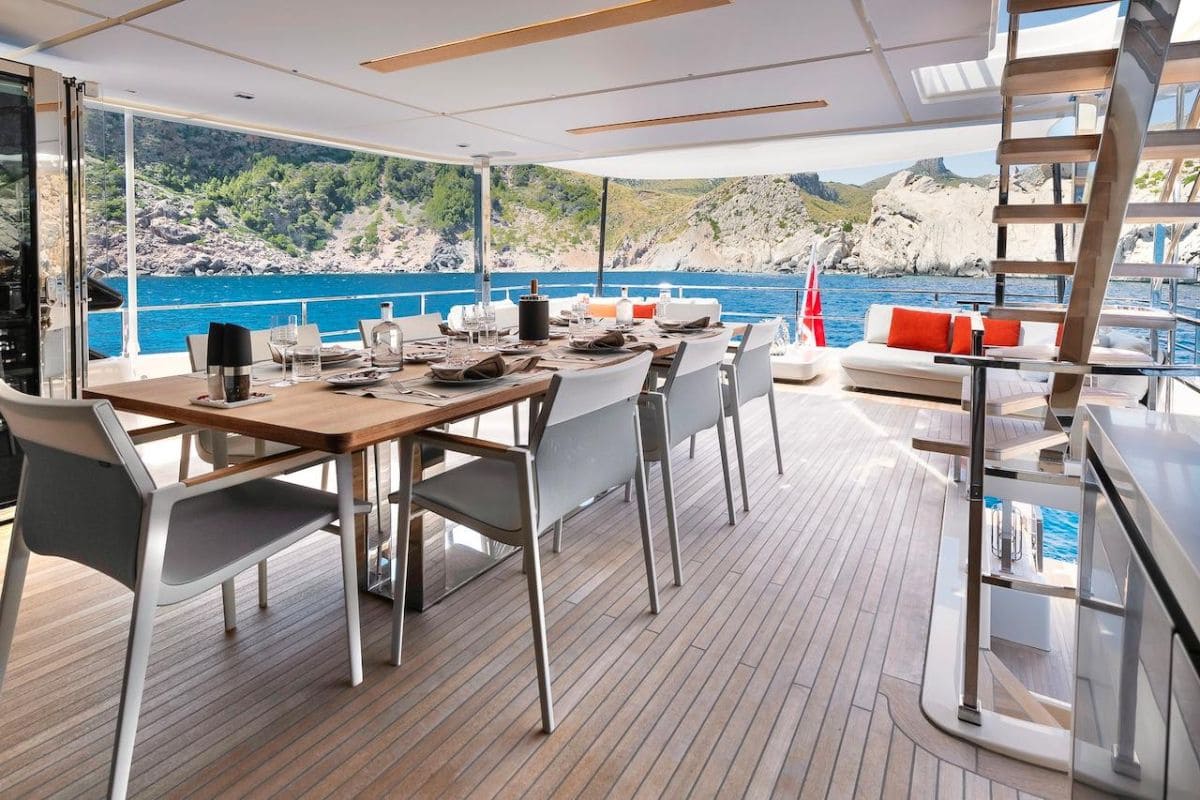 Yacht Acqua Ferretti Charter