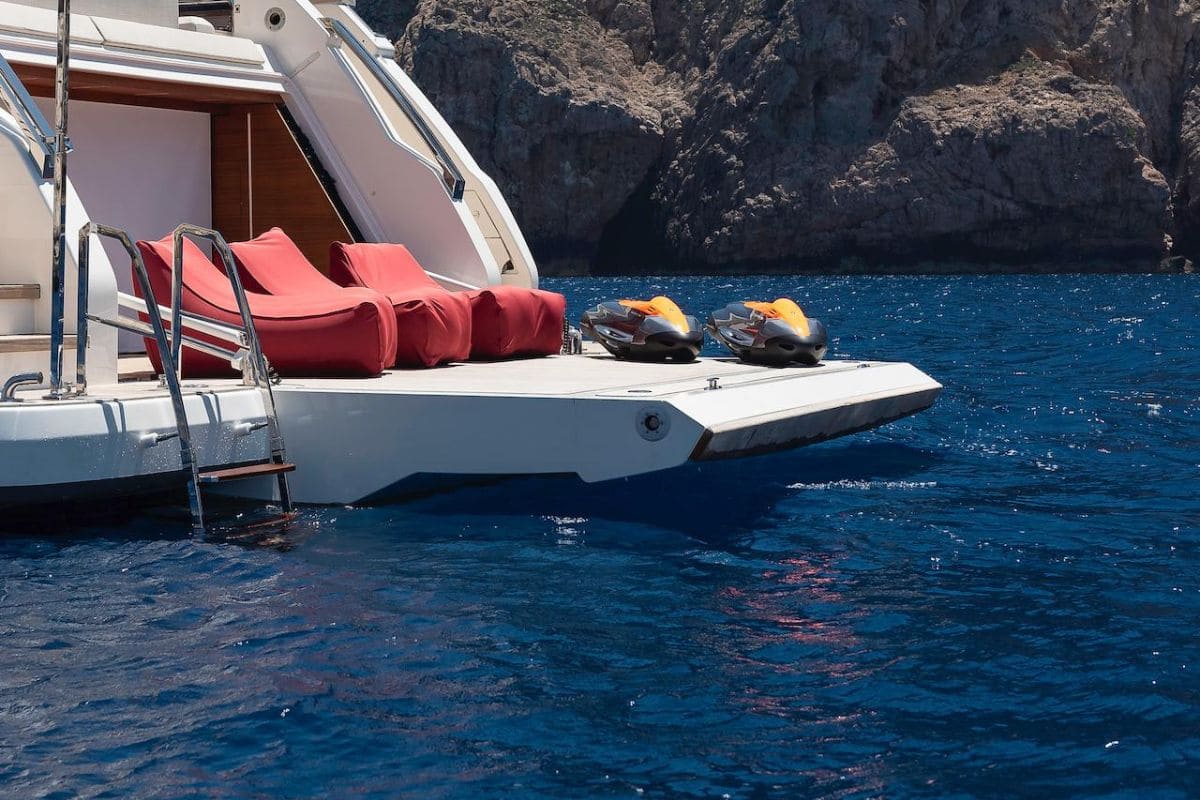 Yacht Acqua Ferretti Charter