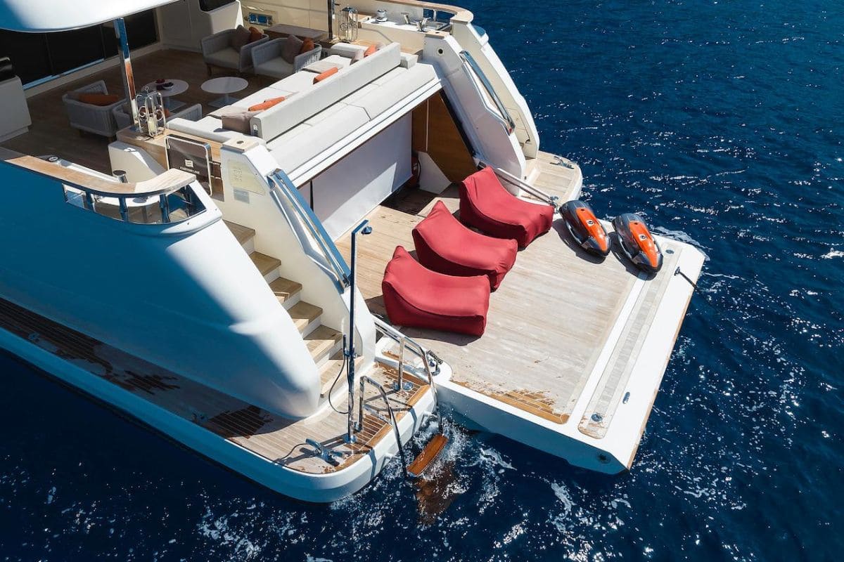 Yacht Acqua Ferretti Charter