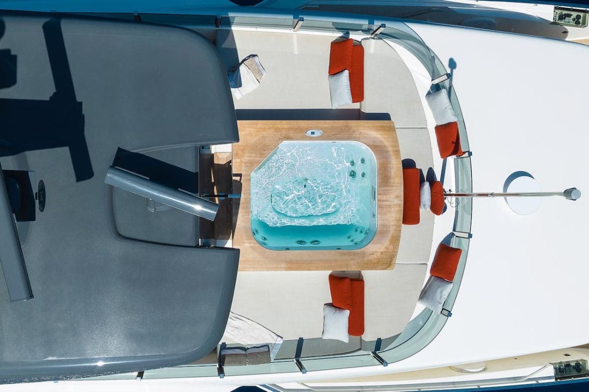 Yacht Acqua Ferretti Charter